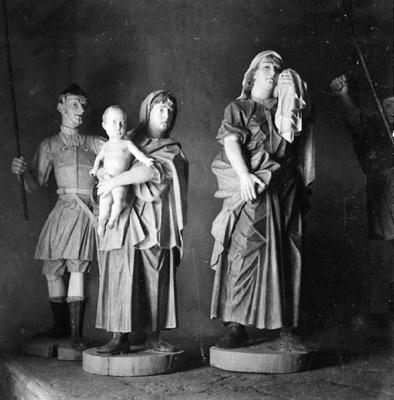 Via Crucis, Passos da Paixão, esculturas de Aleijadinho, cena do Passo da Cruz às costas, mulher de Jerusalém com criança e mulher chorosa