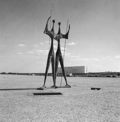 "Os Candangos" ou "Os Guerreiros", escultura de Bruno Giorgi. Ao fundo, Museu Histórico de Brasília.
