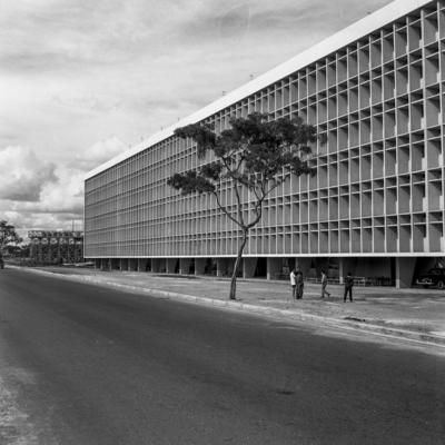 Edifícios residenciais projetados para os Institutos de Aposentadoria e Pensões