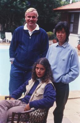 Pessoas não identificadas em frente a piscina