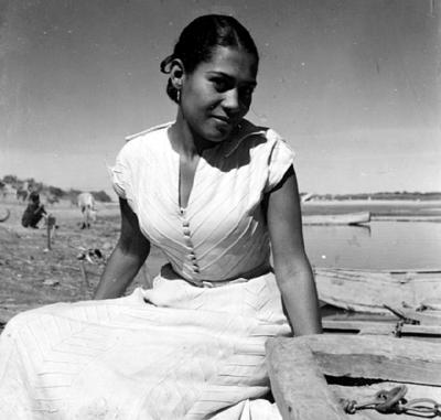 Mulher sentada em barco