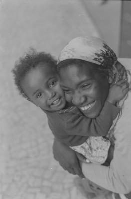 Menina com a mãe em frente à Casa Vogue