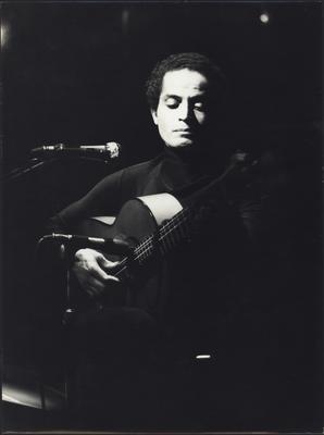 Baden Powell ao microfone com o violão