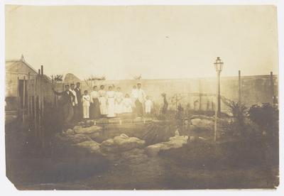 Integrantes da família Barreira Vianna no jardim de sua residência