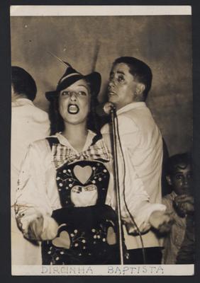 Dircinha Batista ao microfone