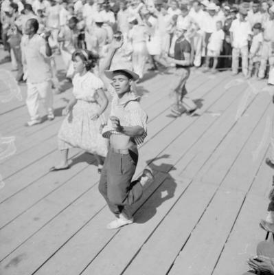 Passista de frevo no carnaval de rua de Recife