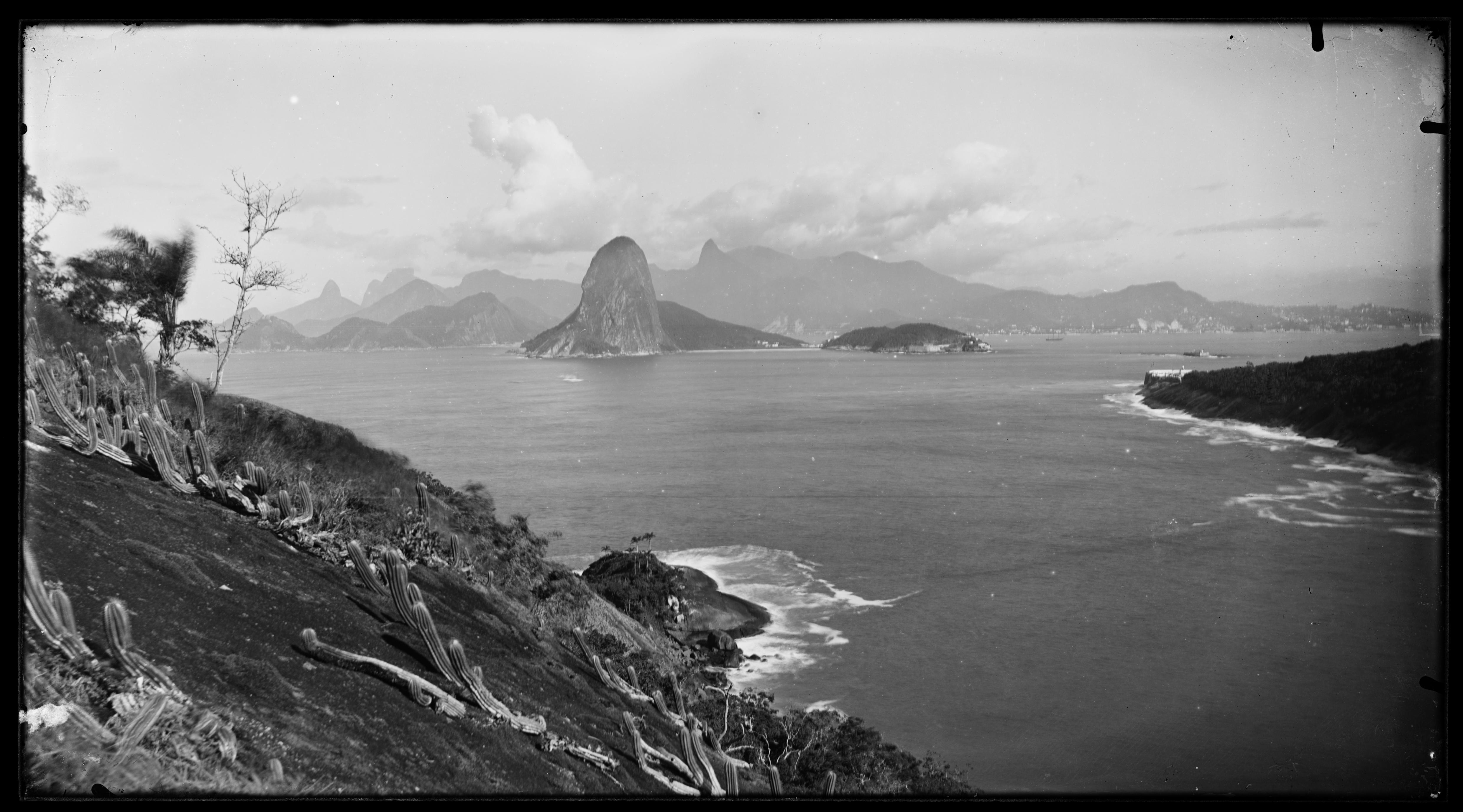 Morro do Pão de Açucar; tomado da Estrada do Forte Imbuí
