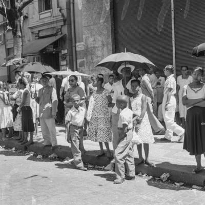 Pessoas assistindo ao carnaval de rua