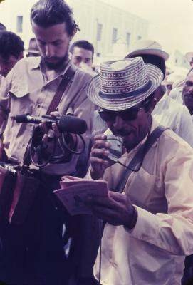 Eduardo Escorel (à esquerda) grava apresentação de cordelistas