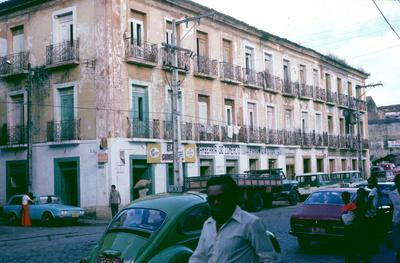 Casarão e comércio