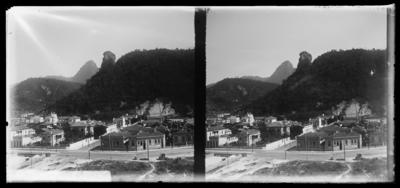 Rua Copacabana (atual Avenida Nossa Senhora de Copacabana), esquina com a Rua Nove de Fevereiro (atual República do Peru)