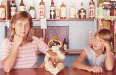 Mulher e criança não identificadas em bar