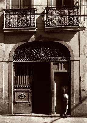 Portão e balcões de prédio na rua dos Inválidos