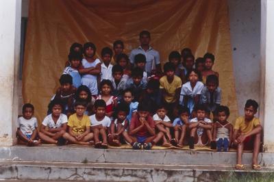 Alunos da escola rural com o professor Celso Oliveira