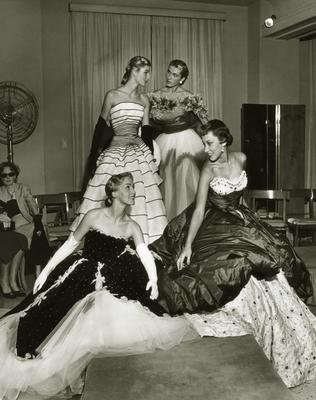 Monique e Vania Badin em pé e Helga Franceschi e Ilka Soares sentadas, em desfile de moda da Casa Canadá
