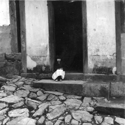 Aspectos de Congonhas, casario com criança