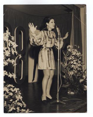 Clara Nunes ao microfone