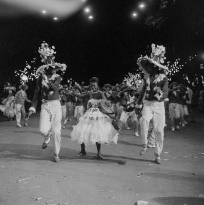 Passistas no desfile da escola de samba dos Acadêmicos do Salgueiro