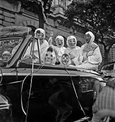 Mascarados no carnaval de rua, em desfile pela Avenida Rio Branco