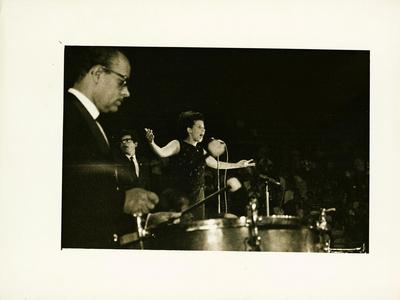 Nana Caymmi ao microfone