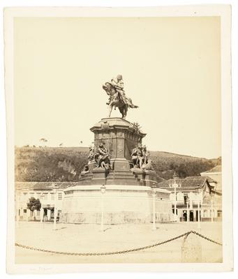 Estátua de D. Pedro I no largo do Rócio