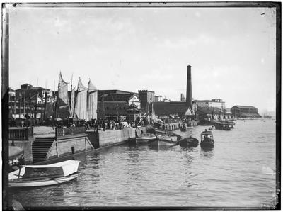 Cais Pharoux e, ao fundo, Mercado da Praia do Peixe