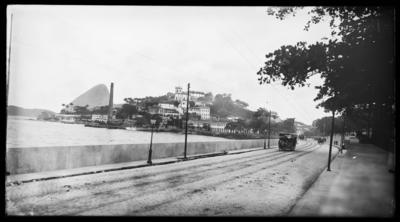 Avenida Beira-Mar; ao fundo; a Igreja de Nossa Senhora da Glória do Outeiro