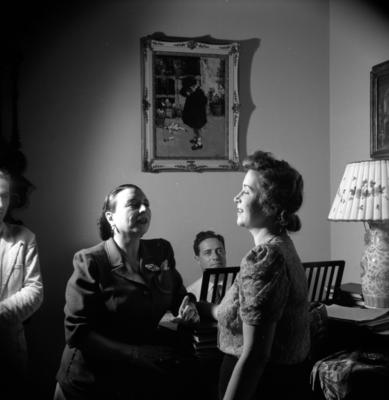 Gabriella Besanzoni Lage e seus convidados durante sarau