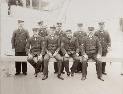 Marinheiros no interior do navio