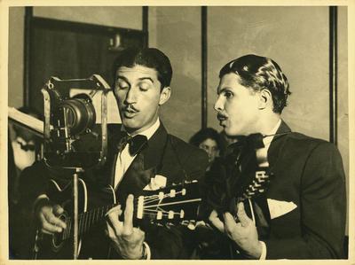 Alvarenga e Ranchinho ao microfone, com violões