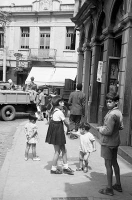 Crianças na calçada, no bairro da Liberdade