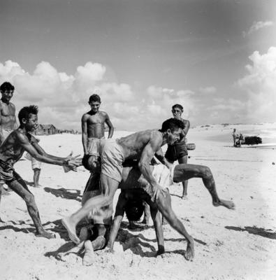 Praia em Natal, pescadores brincando