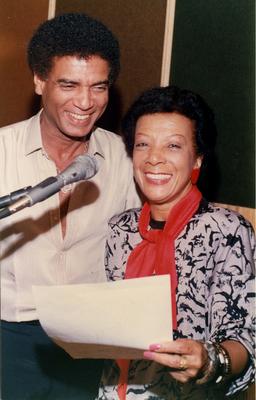 Elizeth Cardoso ao microfone em estúdio