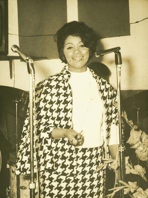 Leila Silva ao microfone