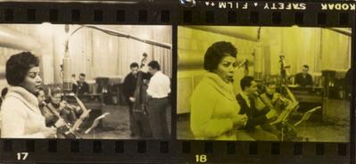 Elizeth Cardoso ao microfone em estúdio (contatos)