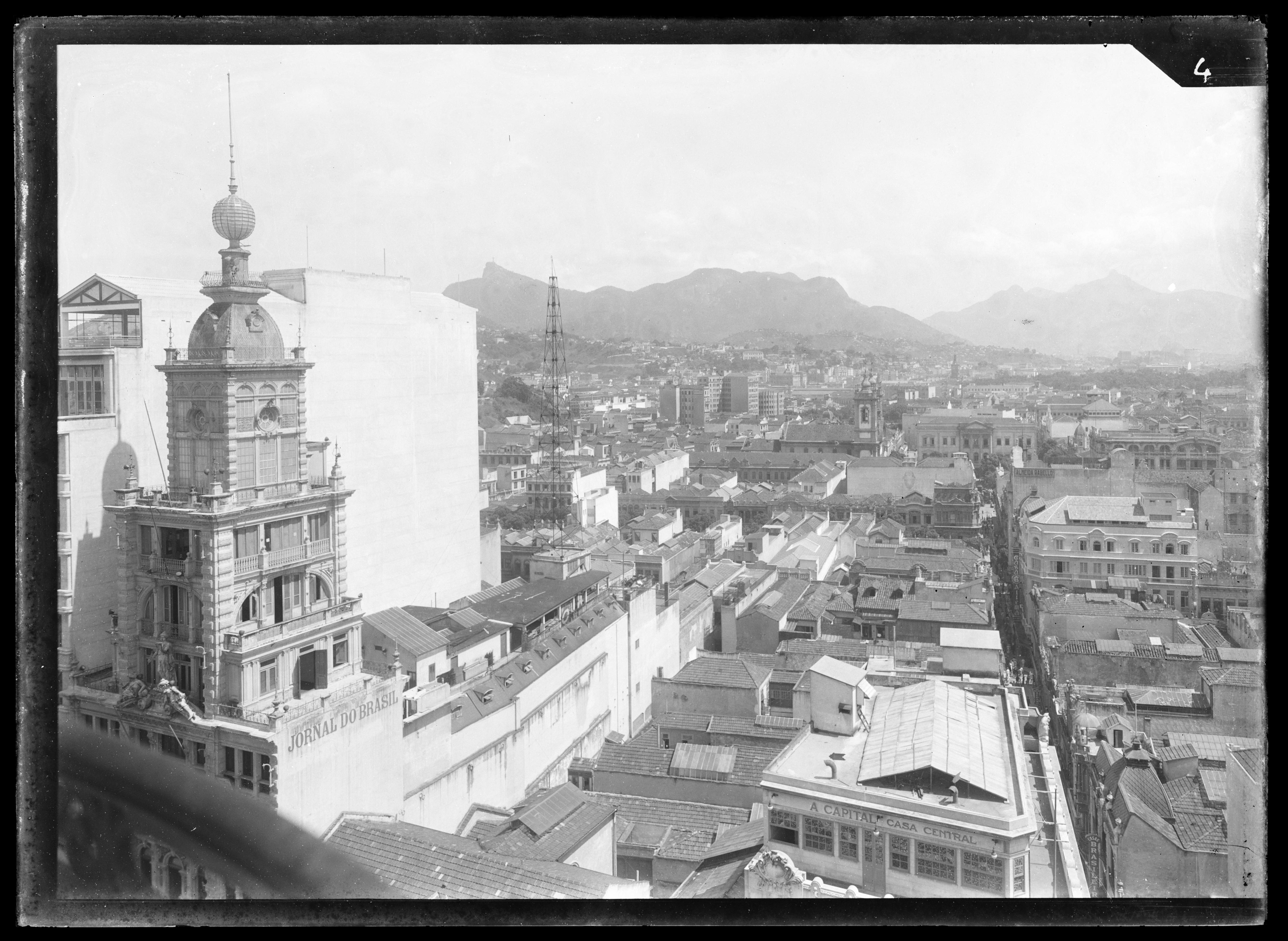 Avenida Rio Branco; em primeiro plano, à esquerda, o prédio do Jornal da Brasil