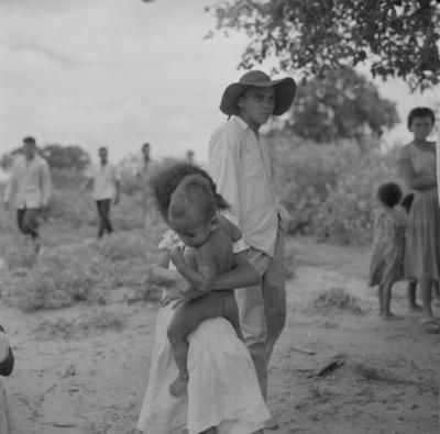 Pessoas à beira do rio São Francisco