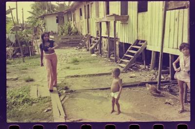 Edna de Cássia e sua família em sua casa