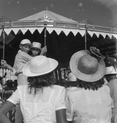 Canindé, romeiros em brinquedos de parque de diversões