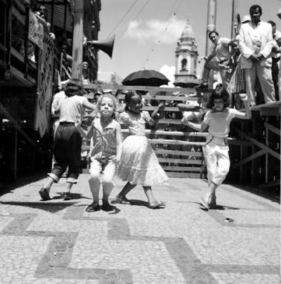 Crianças dançando o frevo