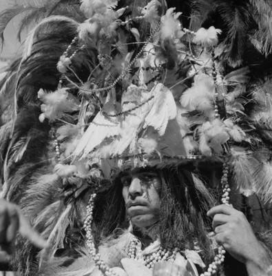 Carnaval de rua - bloco com pessoas utilizando fantasias de inspiração indígena