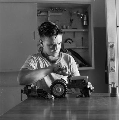 Campanha publicitária da agência J. Walter Thompson - menino com trator de brinquedo