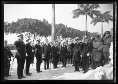 Washington Luís, de chapéu na mâo, entre civis e militares