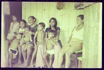 Edna de Cássia e sua família em sua casa