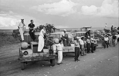 Trabalhadores e máquinas de construção