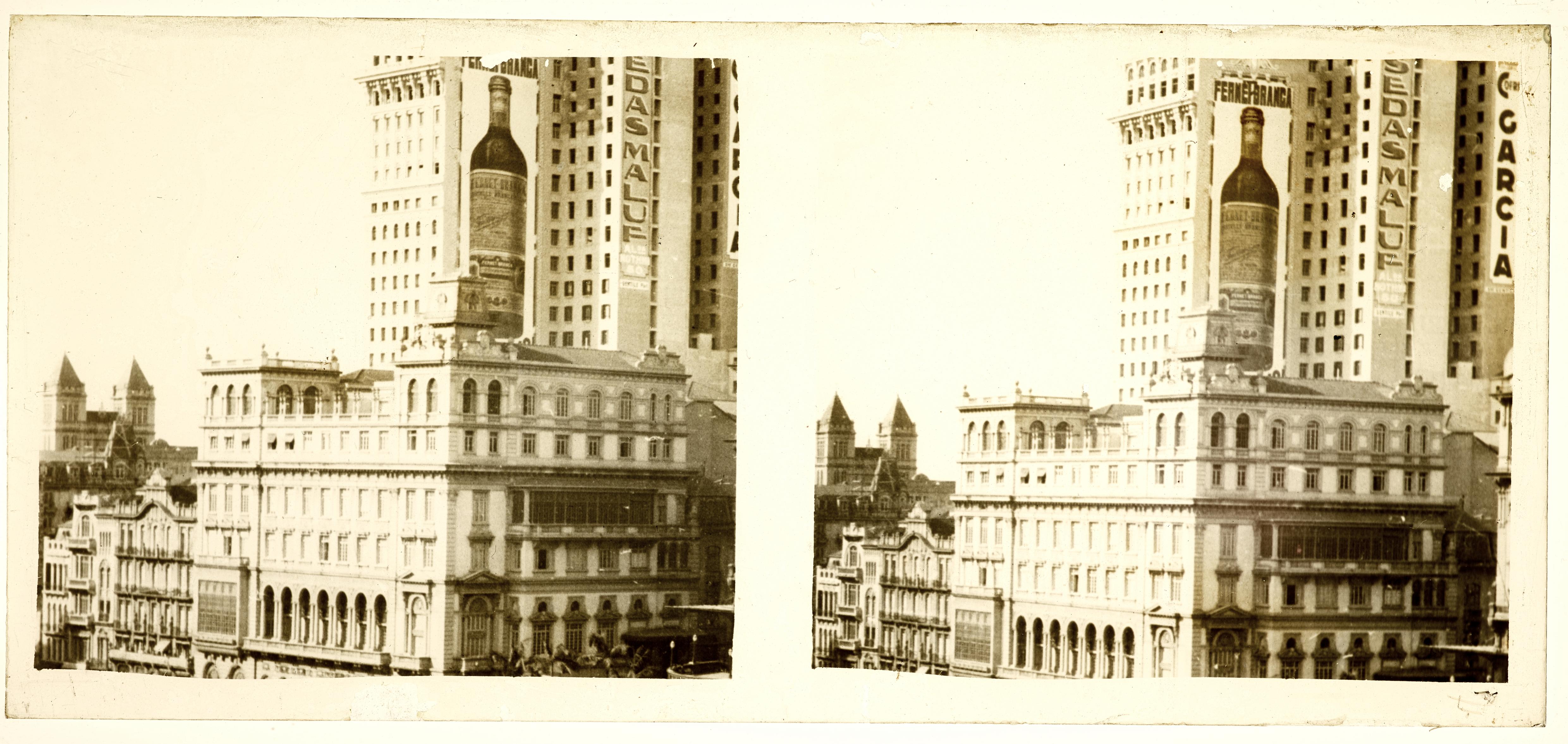 Edifício Martinelli, à esquerda, as torres do mosteiro de São Bento