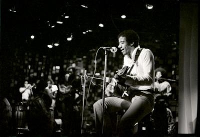 Jorge Ben Jor ao microfone com o violão