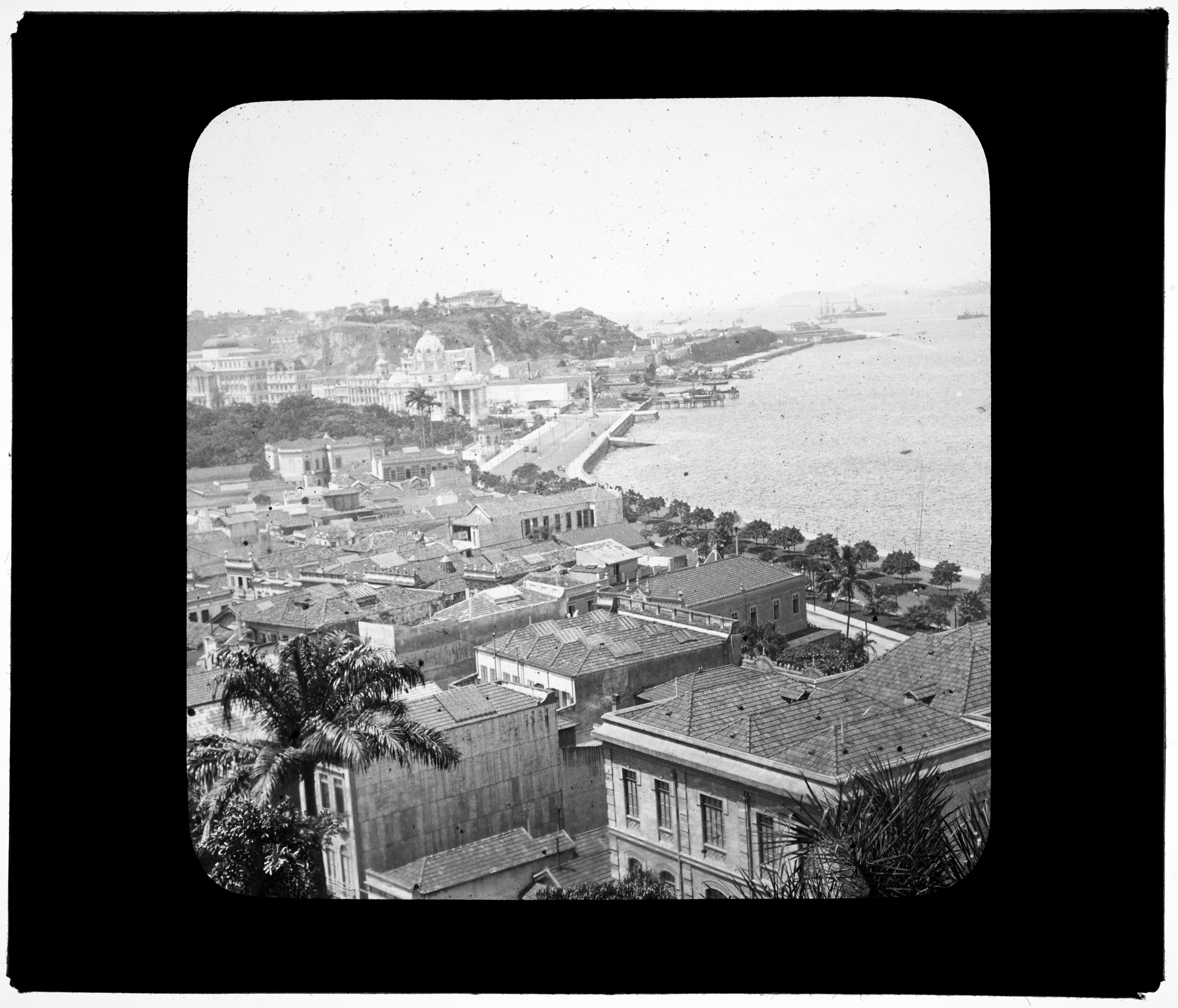 Vista da Glória, Lapa e Centro a partir de Santa Teresa; ao fundo, o Palácio Monroe