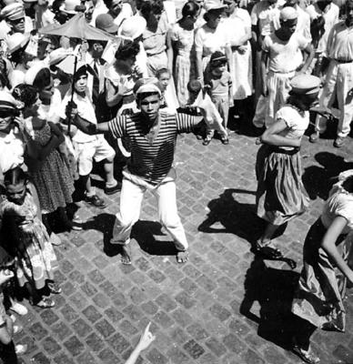 Passista de frevo no carnaval de rua de Recife