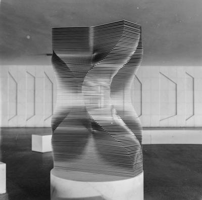 "Polivolume: Ponto de Encontro", escultura de Mary Vieira, no Palácio dos Arcos ou Palácio Itamaraty